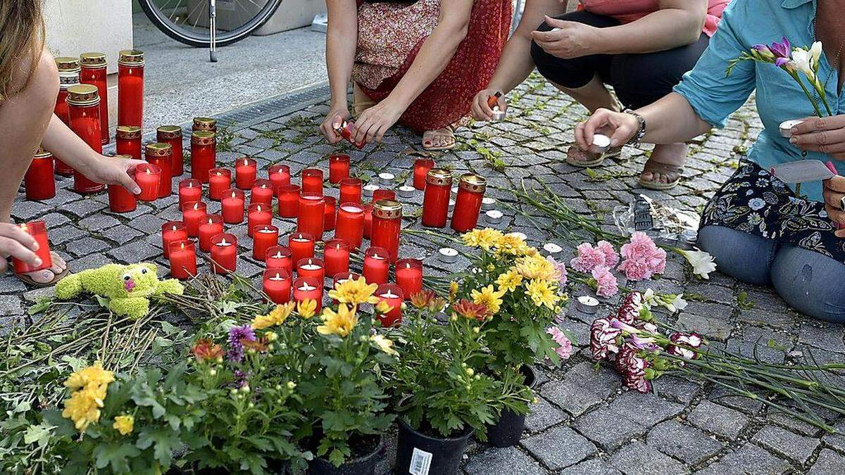 Tausende Kerzen und Blumen wurden zum Gedenken an die Opfer aufgestellt