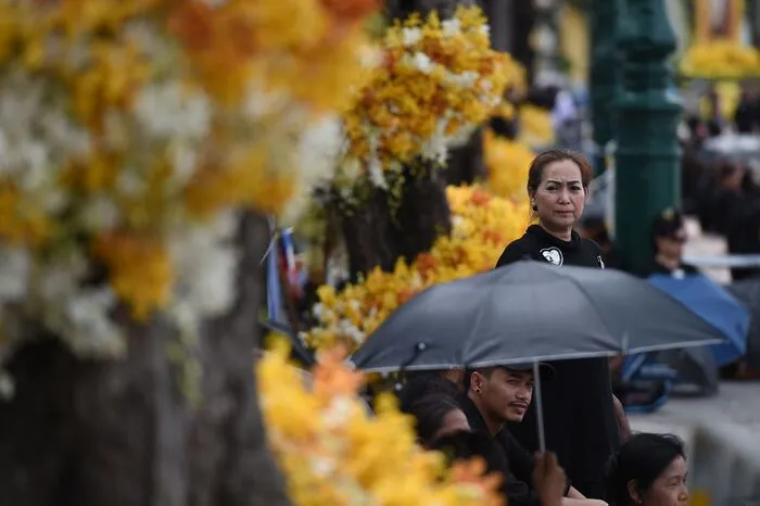 Die Urne wird in einer 1,9 Kilometer langen Prozession aufs Sanam-Luang-Feld gebracht, wo Thailands Könige traditionell eingeäschert werden. Sie steht auf einem Holzwagen, der vor mehr als 200 Jahren von ersten König der Chakri-Dynastie in Auftrag gegeben wurde. Erwartet wird, dass mehr als eine Million Menschen die Strecke säumen. Der große Rest der Nation verfolgt alles vermutlich im Fernsehen. Sechs Sender übertragen live. Kosten: alles in allem mehr als 25 Millionen Euro.  