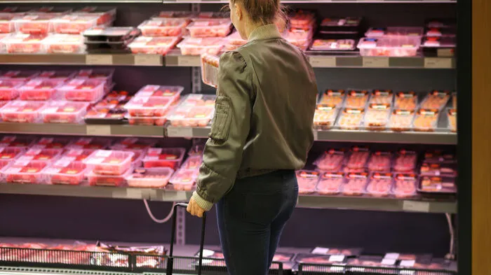 Mischprodukte aus Fleisch und pflanzlichen Bestandteilen können helfen, den Fleischkonsum zu reduzieren