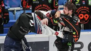 99ers-Spieler Kevin Conley und Fehervars Adam Falus beim „Materialtest“ der Trikots