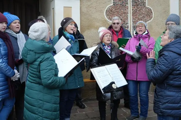 Täglich bringen Chöre des Bezirkes im Schlosshof ihre Gesangsdarbietungen.