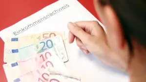 Frauen erfahren oft durch Zufall, wenn Männer mehr verdienen als sie (Symbolfoto)