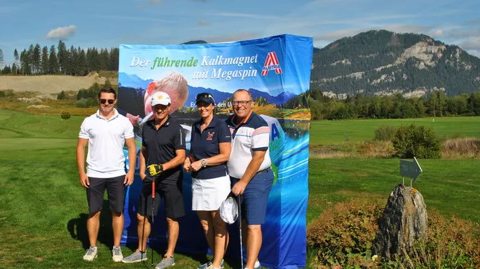 Gespielt wurde ein „2er Texas Scramble“ – und auf dem 17. Loch gab es für die Teilnehmer eine besondere Herausforderung: Sie mussten beim Abschlag einen Rucksack, prall gefüllt mit Golfbällen, tragen.