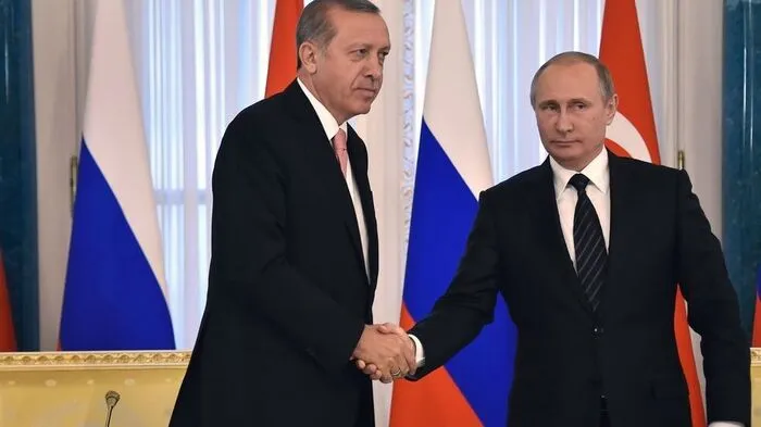 Händeschütteln zwischen Erdogan und Putin