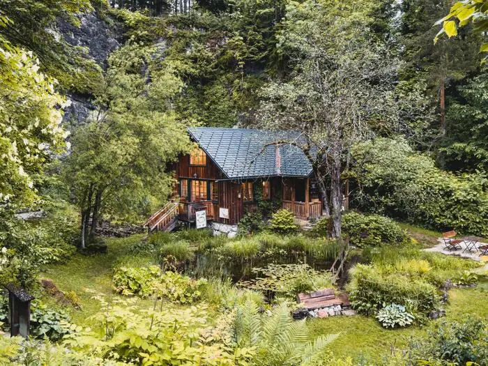 Das kleine Häuschen, im Zuge der Landesausstellung 2004 für Bildungszwecke erbaut, liegt versteckt im Bad Ausseer Alpengarten.