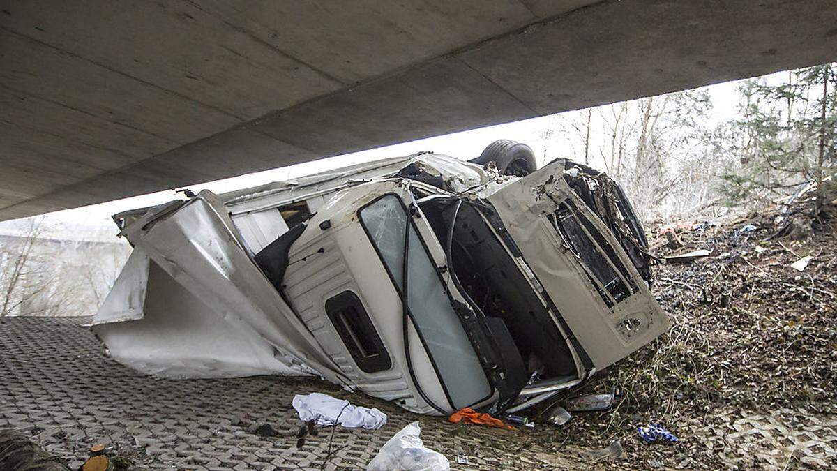 Der Lenker war im Führerhaus eingeklemmt