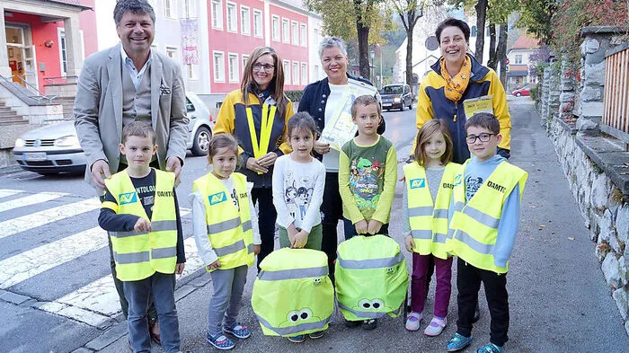 Bürgermeister Gerhard Pirih, Isabella Konrad (ÖAMTC), VS-Direktorin Johanna Rauter-Verdianz stellvertretende Direktorin des ÖAMTC Petra Peitler mit den Schülern Jonas Springer, Milena Steiner, Zeynep Akza, Werner-Georg Obereder, Helena Schönfelder und Jawad Qalandari