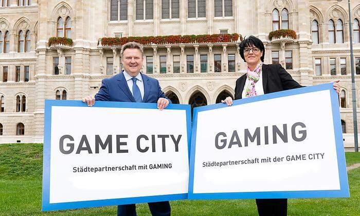 Gingen eine Städtepartnerschaft ein: Die größte Computermesse Game City in Wien mit Bürgermeister Michael Ludwig und Bürgermeisterin Renate Gruber von der Marktgemeinde Gaming 