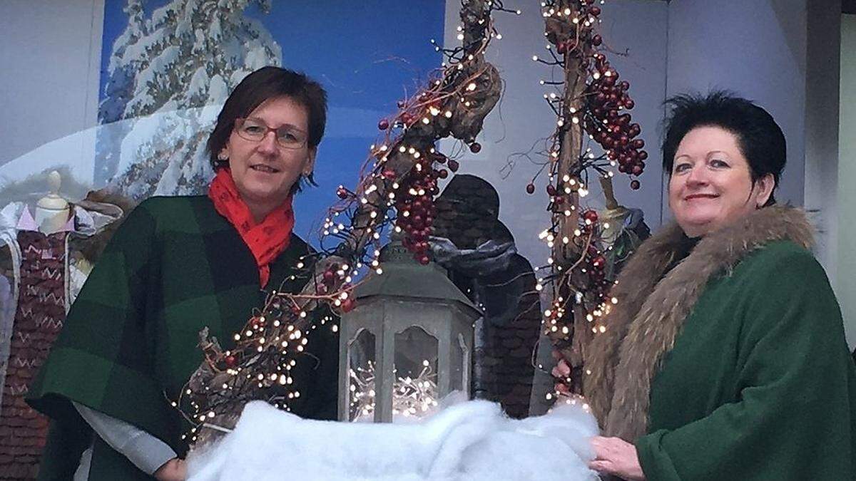 Setzen auf Beratung und Bedienung: Margarete Rath (rechts) und ihre Angestellte Anneliese Tacer vom Trachtengeschäft Rath in Eibiswald