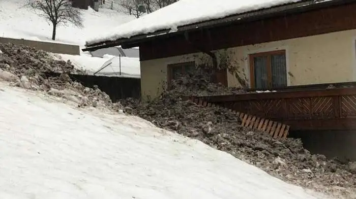 Schneemassen, kleinräumige Überflutungen und Murenabgänge führten am Wochenende im Oberen Mölltal zu einem Dauereinsatz der Blaulichtorganisationen. Die Feuerwehrleute von Flattach rückten zu Mureneinsätzen aus.