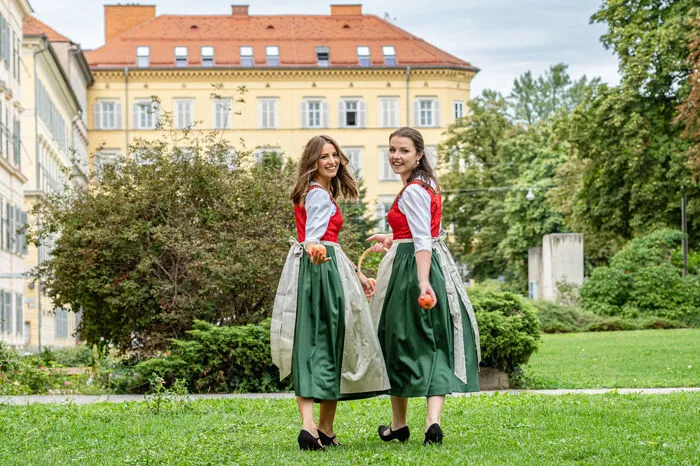 Für die nächsten zwei Jahre werden Apfelkönigin Hanna Schwarz aus Ilztal und Apfelprinzessin Judith Maier aus St. Ruprecht an der Raab die Werbetrommel für den steirischen Apfel rühren. Gekrönt werden sie beim Aufsteirern 2019 in Graz.
