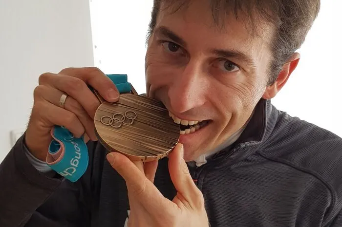 Mmmhhh, das schmeckt: Willi Denifl kehrte von den Olympischen Winterspielen mit einer Bronzemedaille heim.