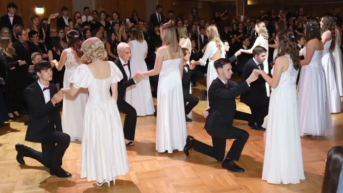 Traditionell wurde der 50. Maturaball des Alpen-Adria Gymnasium mit einer Polonaise der beiden Maturaklassen eröffnet.