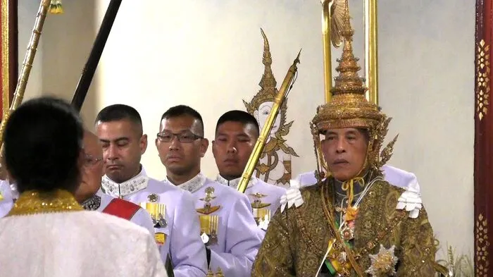 Thailand hat wieder einen gekrönten König. In einer feierlichen Zeremonie setzte sich der seit zweieinhalb Jahren amtierende Monarch Maha Vajiralongkorn (Rama X.) am Samstag in Bangkok die Krone auf.