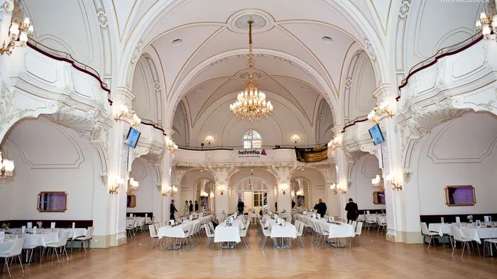 Am 22. Oktober feierten die Maturanten der Tourismusschulen Semmering im Sprakassensaal Wiener Neustadt unter dem Motto "Tischlein deck dich - ein Märchen geht zu Ende" einen wunderbaren Maturaball.