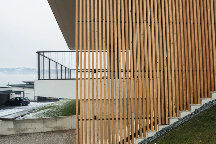 Lamellen aus Lärchenholz bilden die Fassade.
