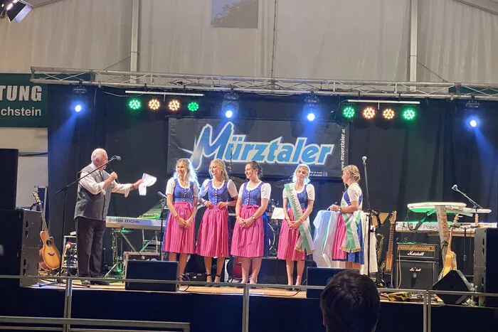 Am Abend wurden die Dachsteinkönigin Hannah Tritscher und die beiden Prinzessinnen Martina Stiegler und Amelie Huber gekrönt