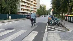 Radfahrerin in der Laimburggasse, die zur Fahrradstraße werden soll