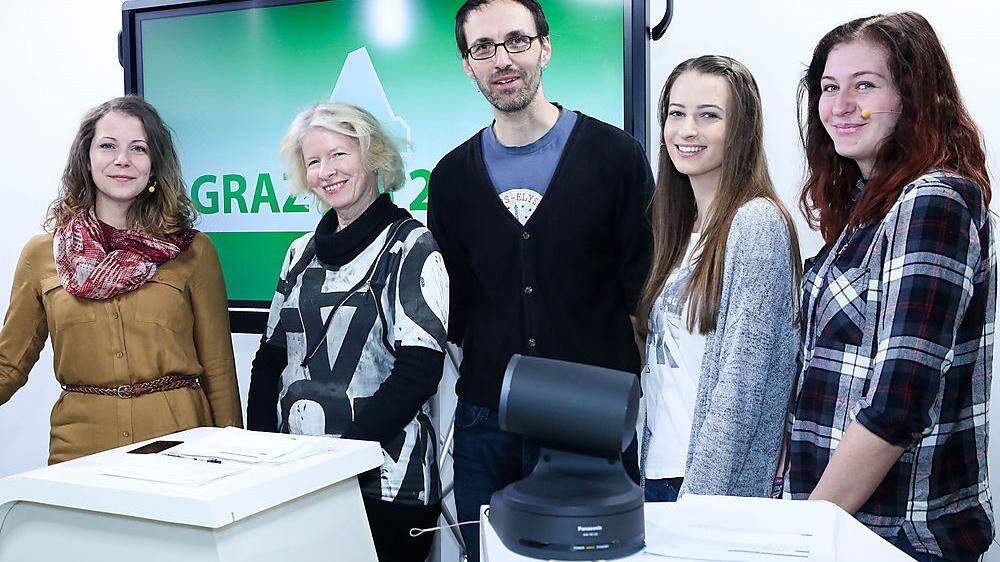 Tina Wirnsberger (Grüne) mit Claudia Gigler und Michael Saria sowie Lejla Hodzic und Marie Tanacek von der jungen Jury
