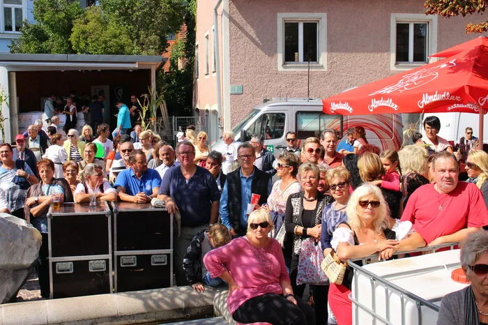 Viele Besucher warteten auf die Hengste.