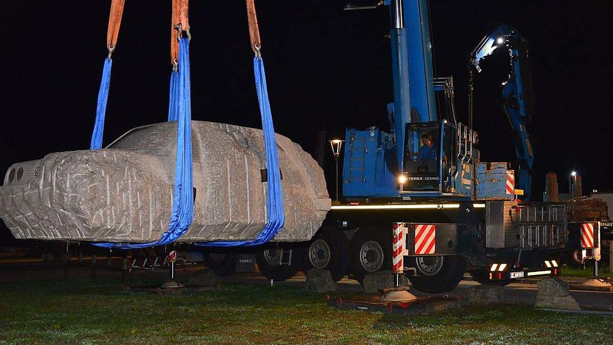 In der Nacht wurde der Stein abmontiert