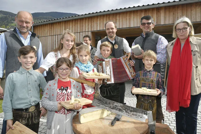 Der neue Granatstollen-Käse ist angeschnitten: Mit Franz Glabischnig, Klaus Kohlweiß, Michael Kerschbaumer, Andrea Malle vom Granatium und viel Nachwuchs. 