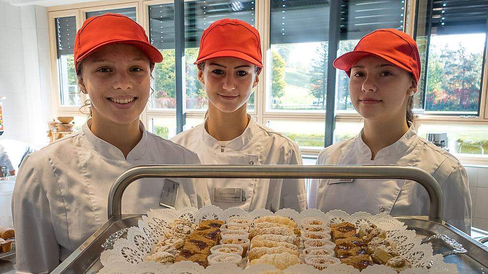 Ein Foto, das den Schulalltag dokumentiert: Schülerinnen zaubern süße Köstlichkeiten