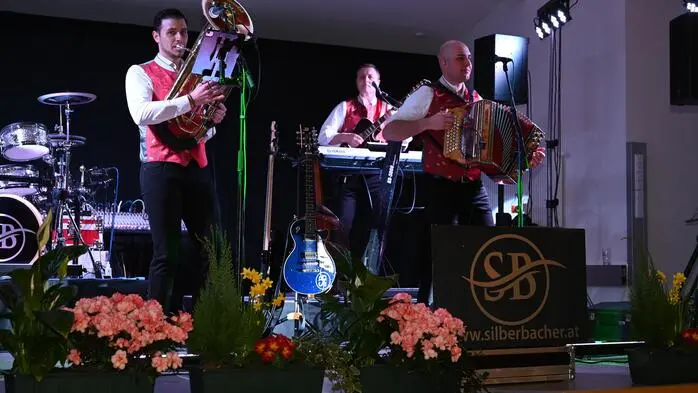 Im Ballsaal lockten die „Silberbacher“ mit zünftiger Musik viele Tanzbegeisterte auf die Tanzfläche. 