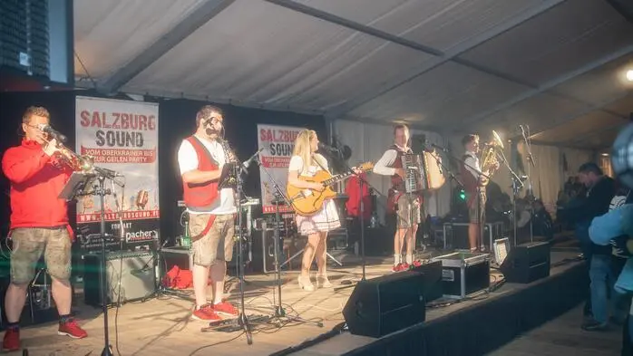Der Einlass startete pünktlich um 20:00 Uhr. Bereits mit den ersten Klängen der Live-Musik kam eine ausgelassene, mitreißende Stimmung auf.