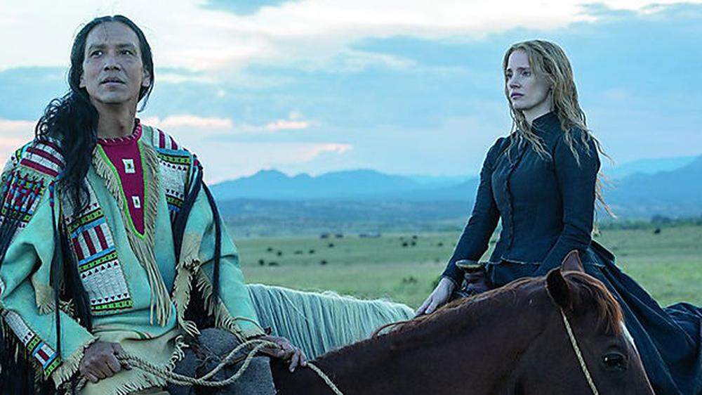 Michael Greyeyes als Lakota-Häuptlings Sitting Bull und Jessica Chastain als Catherine Weldon   