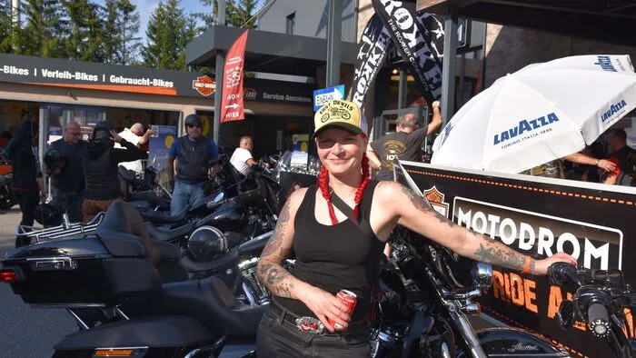 Motorräder, Mädels und Musik: Auch wenn es heuer keine European Bike Week am Faaker See gab, so sind doch viele Harleys zu sehen. Mit einem Konzert täglich wurde der Klagenfurter Harleyladen, das Harley-Motodrom in Waidmannsdorf, seit Montag an den Nachmittagen zur Partyzone. Mit dem Samstagskonzert, das bei freiem Eintritt um 16 Uhr startet und um 20 Uhr endet, geht die Harley-Messe zu Ende.