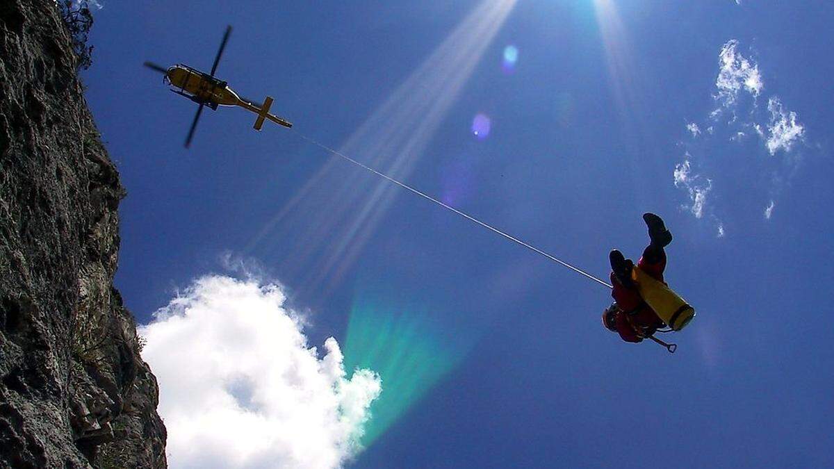 Der verletzte Kletterer musste mit dem Seil geborgen werden (Symbolfoto)