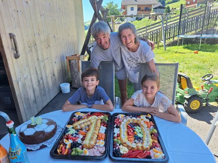 Auf dem Unteröbersterhof leben Marion Hassler und Richard Bachmann mit den Kindern Eduard und Karina 