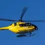Gelber Rettungshubschrauber vor blauem Himmel