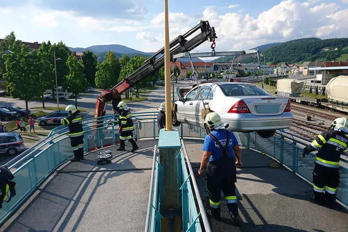 Zehn Feuerwehrkameraden bargen das Fahrzeug mit dem Kran des Schweren Rüstfahrzeuges.