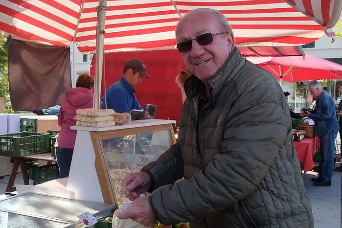 Hans Schimmel, Gleisdorf: Ich bekomme noch diese Woche meine zweite Impfung. Dann werde ich mich vielleicht einmal mit Kollegen auf einen Kaffee in einem Gastgarten treffen. Aber das ist für mich nicht unbedingt notwendig, für die Wirtschaft freue ich mich aber sehr über die Öffnung.