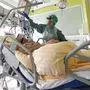 ABD0082_20201127 - WIEN - ÖSTERREICH: ++ THEMENBILD ++ Illustration zum Thema Corona: Intensivstation / Covid-Station / Intensivbetten. Im Bild: Ein Patient auf der Intensivstation des Universitätsklinikums Tulln aufgenommen am Freitag, 27. November 2020. - FOTO: APA/HELMUT FOHRINGER