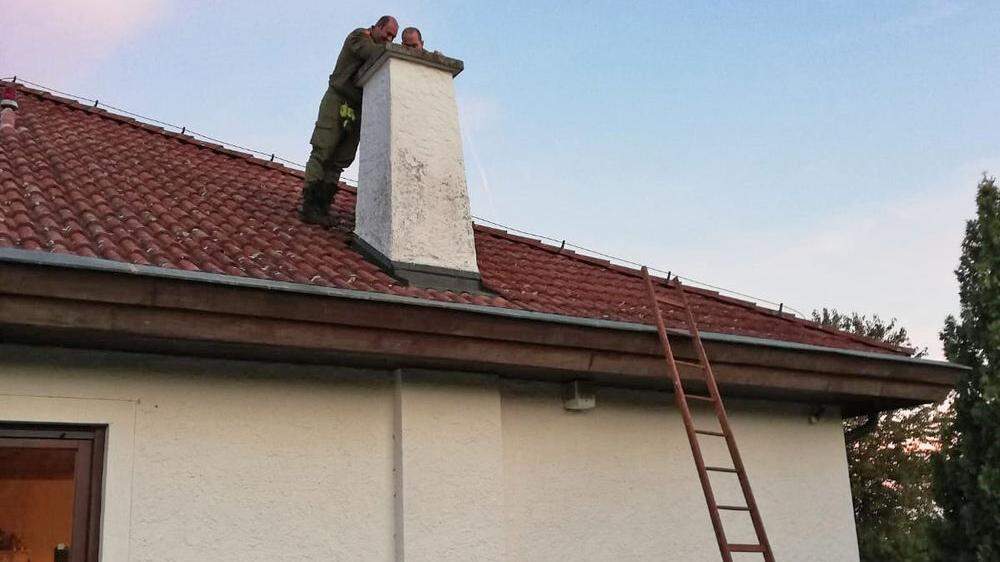 Mit einer Leiter kletterten die Feuerwehrkameraden aufs Dach