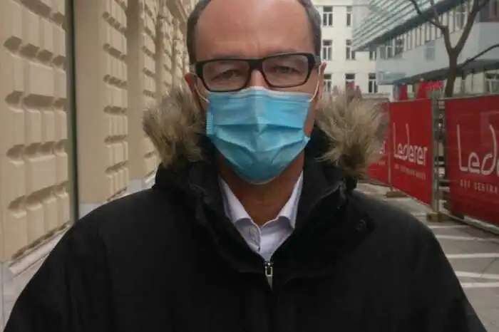 Michael Gradischnig (50) aus Studenzen: Ich werde mich auf jeden Fall testen lassen, aber ob die Massentests aussagekräftig sind, weiß ich nicht. Was mir Sorgen macht ist, dass der negative Test vielen Leuten eine falsche Vorstellung von Sicherheit vermitteln könnte. Der Test ist ja nur eine Momentaufnahme. Ich hoffe nicht, dass alle negativ Getesteten daraus einen Freibrief für gemeinsames Weihnachten feiern ableiten.