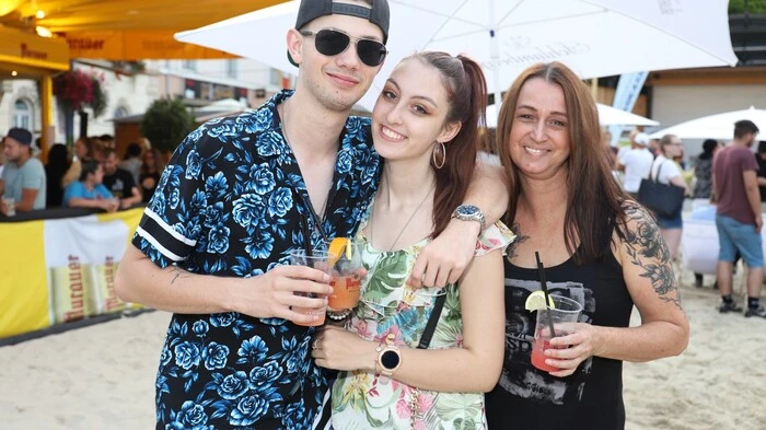 Fruchtige Drinks, Sand unter den Füßen und Live-Musik - in Judenburg herrschte am Donnerstag Urlaubs- und Partystimmung. (im Bild: Luca Groselj mit Lara Sophie und Daniela Fattinger)