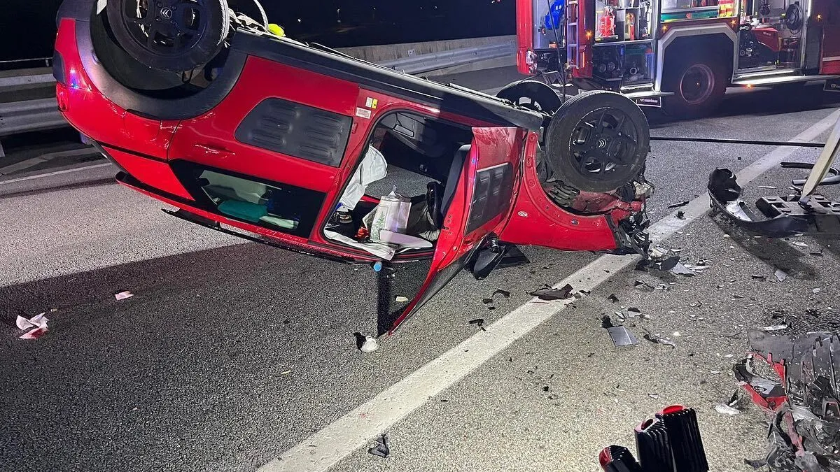 Das Unfallauto blieb auf dem Dach liegen