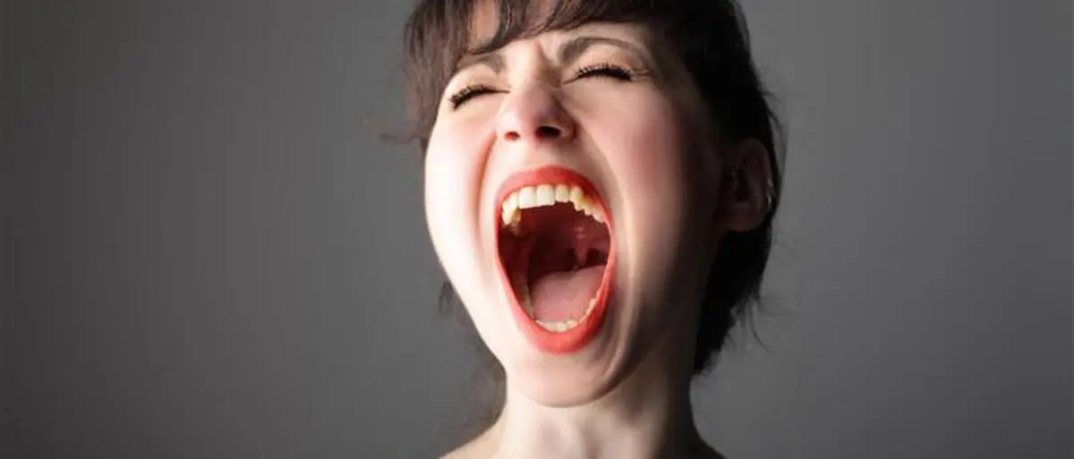 Ständig sprechen, laut schreien oder singen: All das belastet die Stimmlippen. 