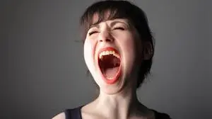 Ständig sprechen, laut schreien oder singen: All das belastet die Stimmlippen. 