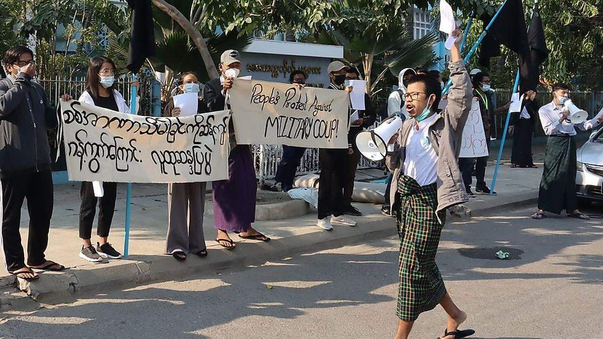 In der Millionenstadt Mandalay im Norden des Landes demonstrierten vor allem junge Menschen vor der medizinischen Fakultät der örtlichen Universität 