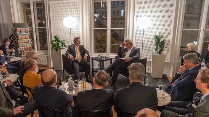 Premiere: Der Wiener Bürgermeister Michael Ludwig zu Gast in der Wiener Redaktion der Kleinen Zeitung. Chefredakteur Hubert Patterer stellte die Fragen ...