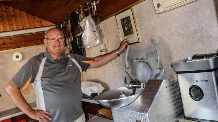 Willibald Wurm ist begeisterter Fleischermeister in Pension. In einem Nebengebäude betreibt er eine private Minifleischerei.