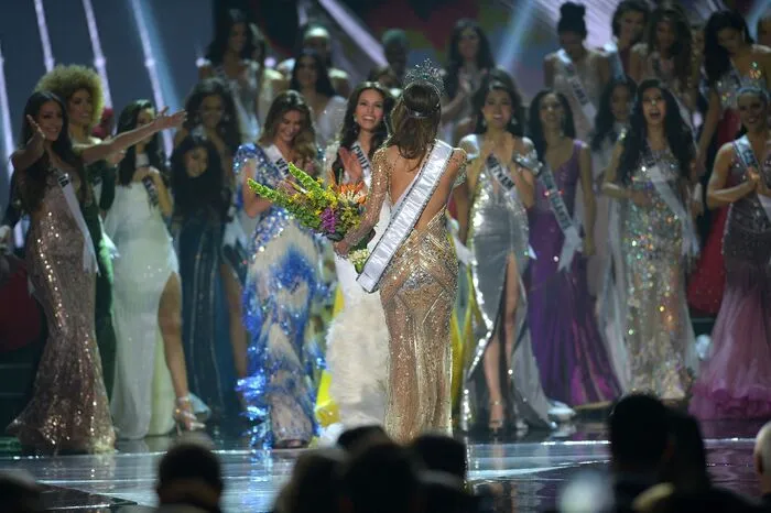 Die amtierende "Miss France", Iris Mittenaere, bekam am Montag auf den Philippinen den Titel der schönsten Frau der Welt verliehen.