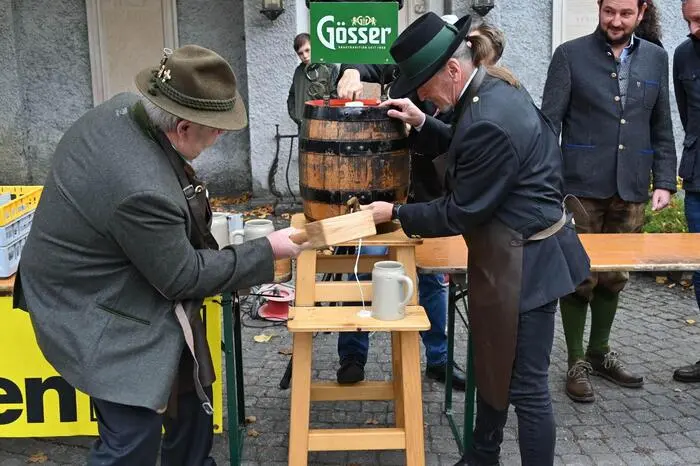 Der Einzug des Gösser Bierwagens und der Bieranstich, der durch Marktfest-Initiator Hubert Burböck und Organisator Günter Aigner durchgeführt wurde, markierten den offiziellen Beginn des Festes.