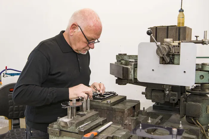 Gottfried Tuttner fräst einen Prototypen an der Maschine.
