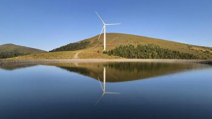 „Ein schöner Tag, kein Wind und eine tolle Sicht. So kann sich auch das verbliebene Windrad toll im Wasser des Speichersees spiegeln.“ So beschreibt Franz Scheicher seine Eindrücke auf dem Weg zum Speikkogel am Salzstiegl.